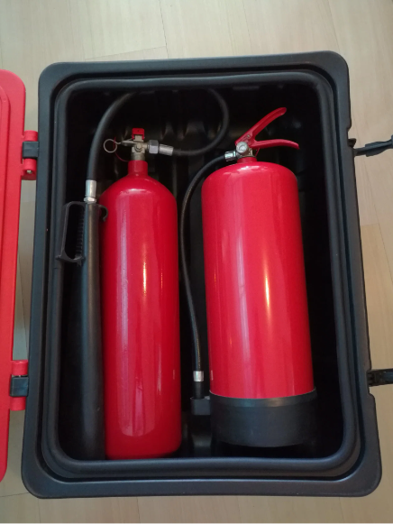 Caixa de extintor de plástico vermelho para extintor duplo, tamanho 715x540x270mm