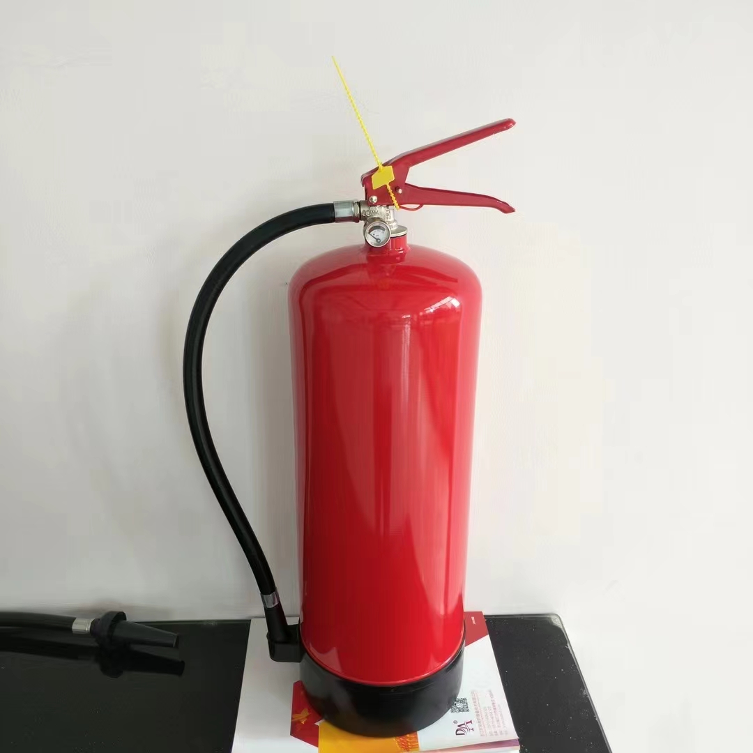 Como um extintor de pó seco combate diferentes tipos de incêndio?