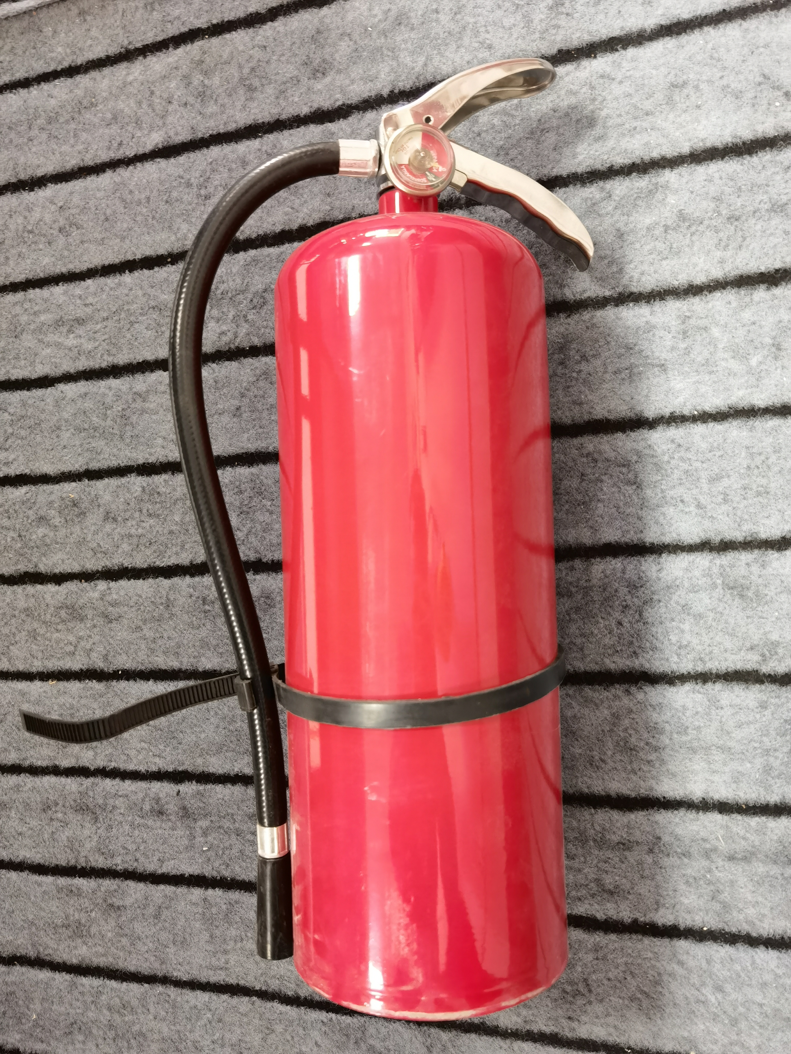 Extintor de incêndio a pó seco para líquidos inflamáveis